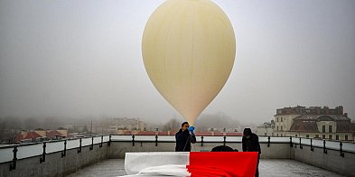 Rzeszów: balon stratosferyczny wyniósł nad miasto biało-czerwoną flagę-90793