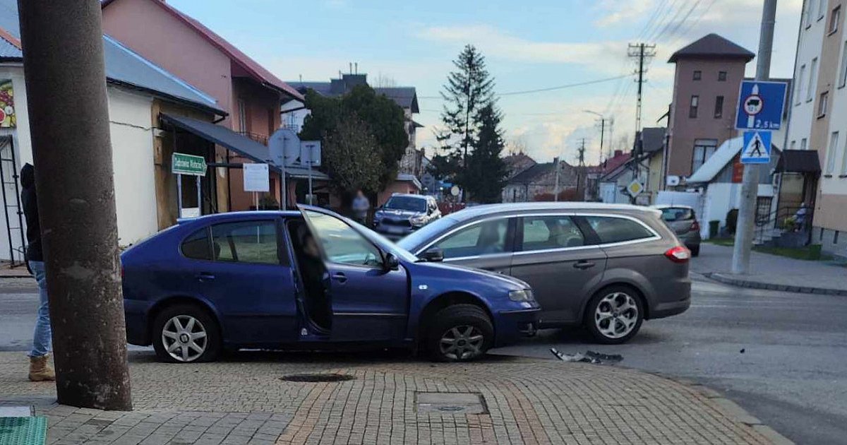 Zderzenie seata i forda. Poszkodowana kobieta - HEJ.MIELEC.PL