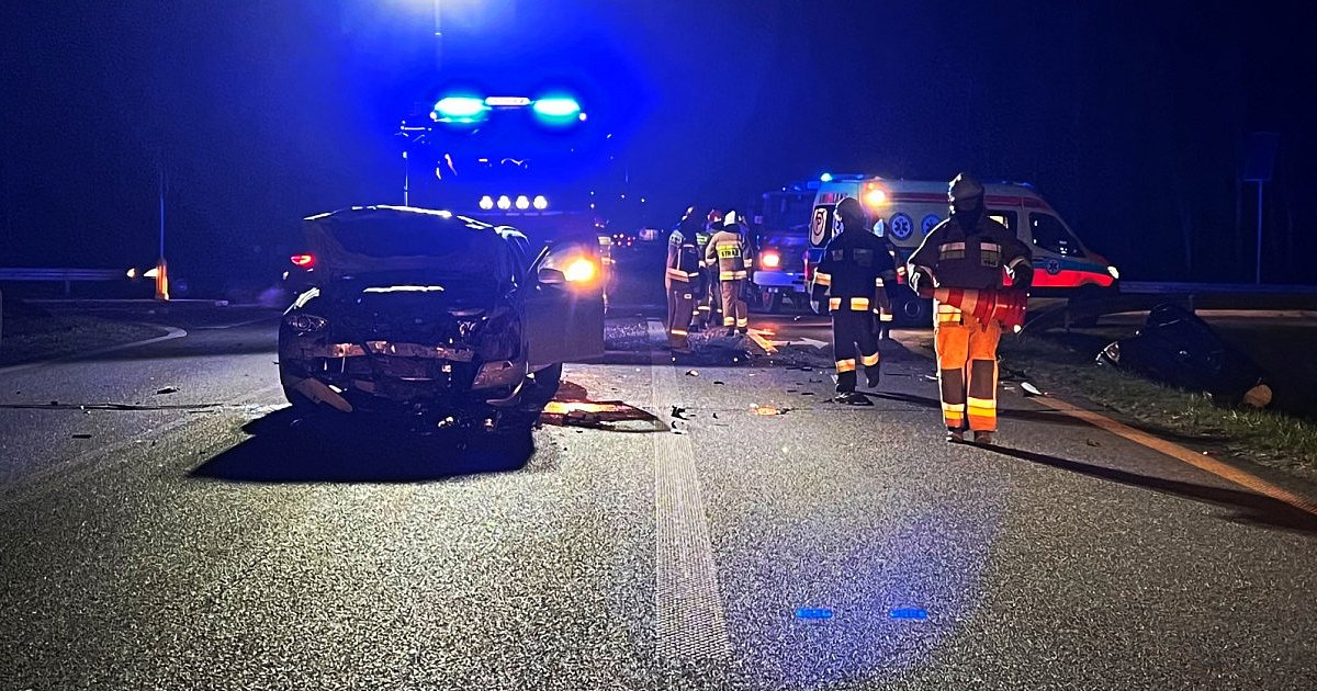 Groźnie na obwodnicy. Roztrzaskane osobówki [FOTO] - HEJ.MIELEC.PL