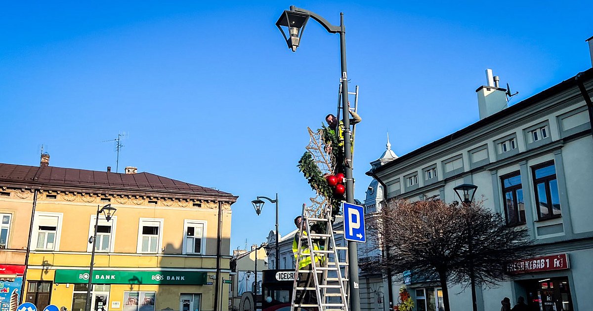 Rusza montaż ozdób świątecznych w mieście - HEJ.MIELEC.PL