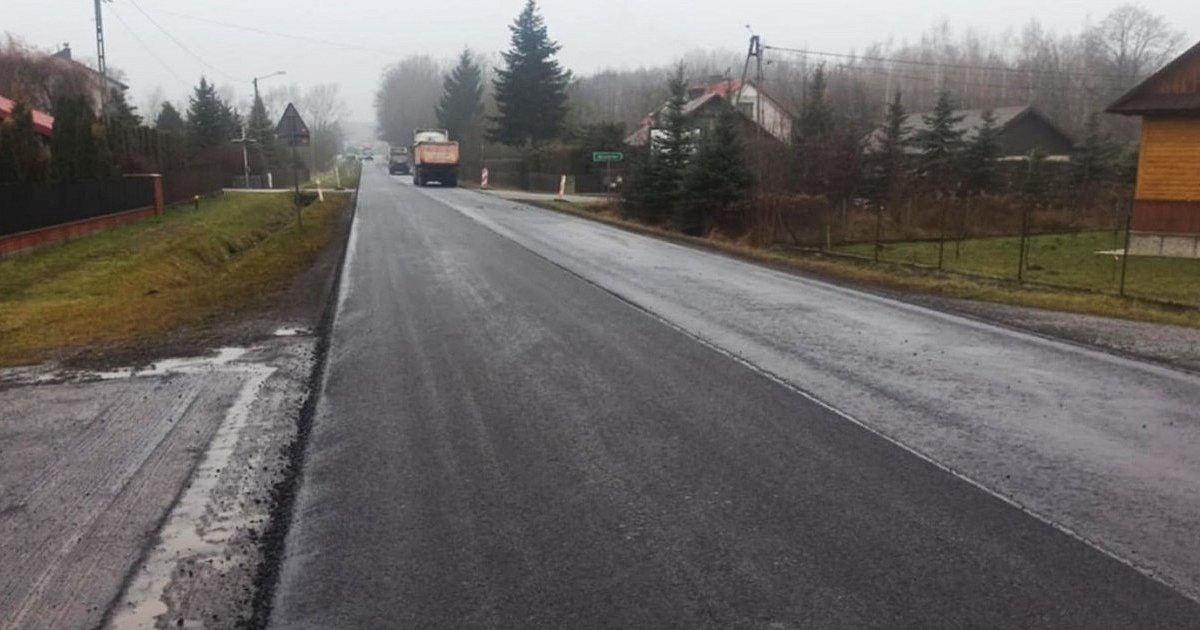 Nowy asfalt na DW984. Finał robót - HEJ.MIELEC.PL