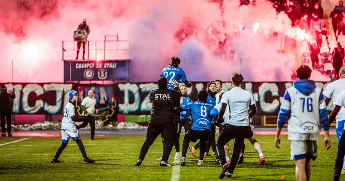 Piłkarze kontra kibice. Wigilijny mecz w sobotę - HEJ.MIELEC.PL