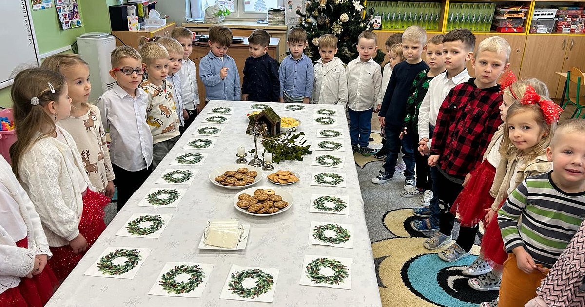 Magia Świąt w Chorzelowie: Przedszkolaki przy Wigilijnym Stole - HEJ.MIELEC.PL