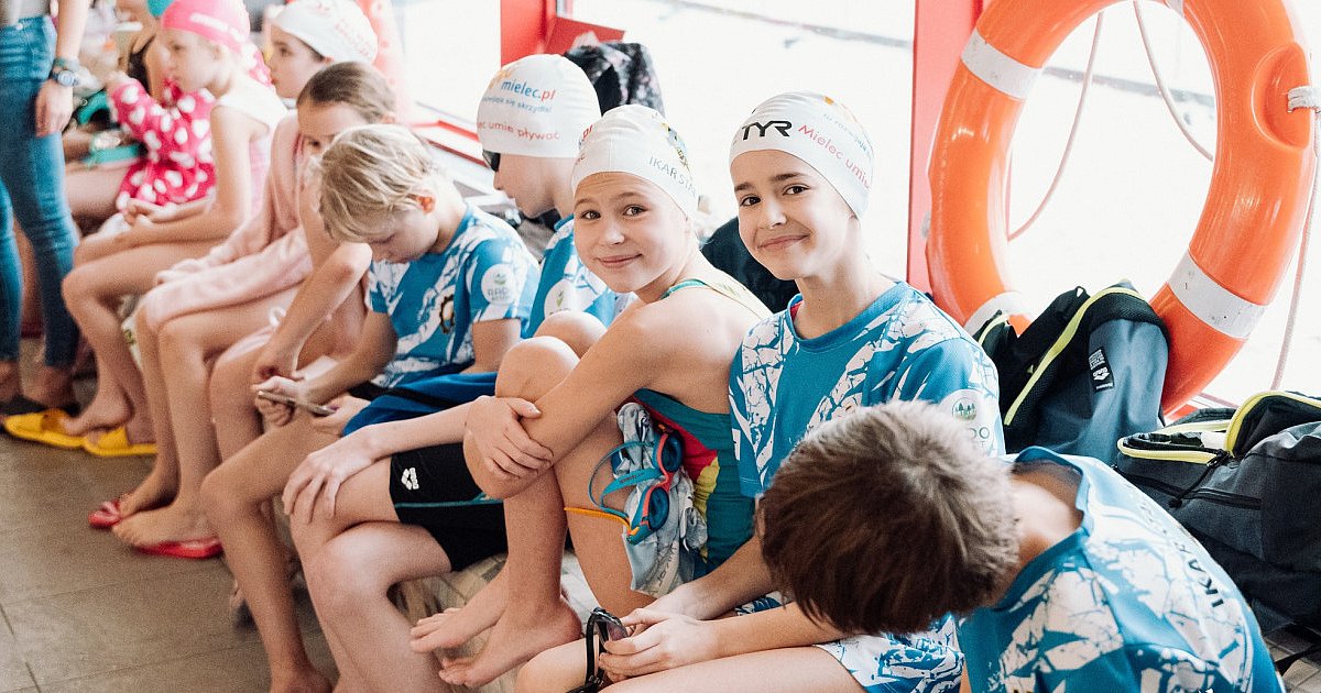 Mali mistrzowie w wodzie - grudniowe zawody pływackie na Pływalni Smoczka [FOTO] - HEJ.MIELEC.PL