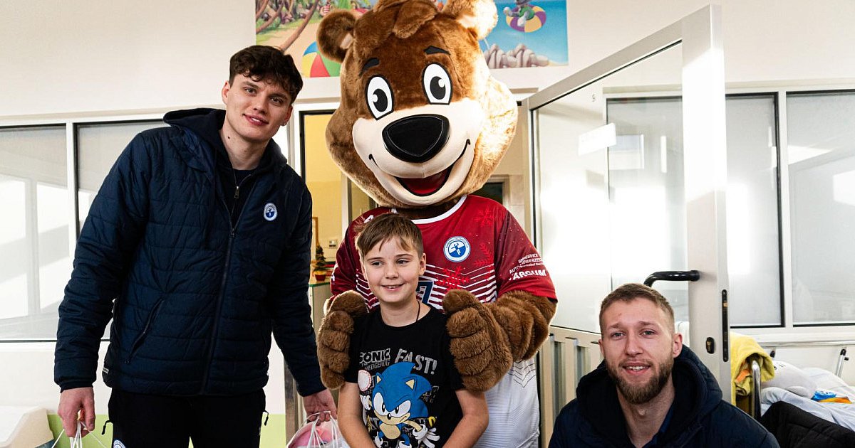 Świąteczna pomoc od serca: Handball Stal Mielec niesie radość dzieciom [FOTO] - HEJ.RZESZOW.PL