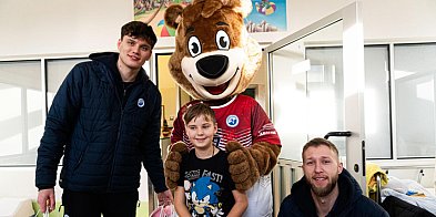 Świąteczna pomoc od serca: Handball Stal Mielec niesie radość dzieciom [FOTO]-92365