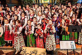 Majestatyczny, kolędowy Głos Beskidu w Sanktuarium [FOTO, WIDEO]-92548