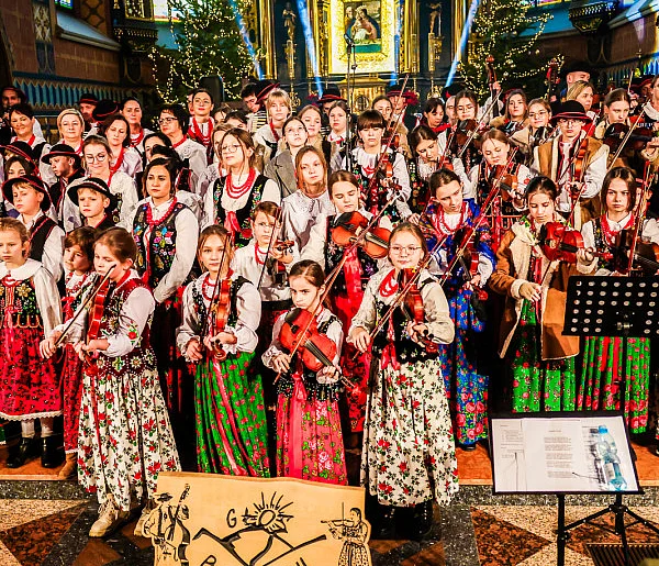 Majestatyczny, kolędowy Głos Beskidu w Sanktuarium [FOTO, WIDEO]-92548