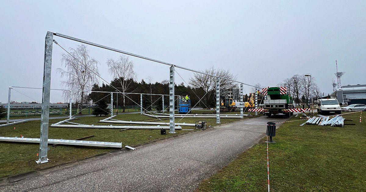 Trwa montaż lodowiska na mieleckich błoniach - HEJ.MIELEC.PL