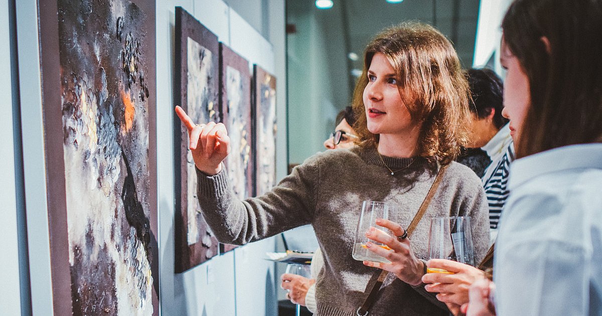 Siła i odwaga w sztuce: Wernisaż Aleksandry Światowiec przyciągnął tłumy [FOTO] - HEJ.MIELEC.PL