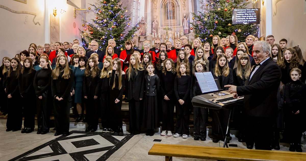 Na cztery chóry w Radomyślu Wielkim. Kolędowe popisy artystów [FOTO] - HEJ.MIELEC.PL