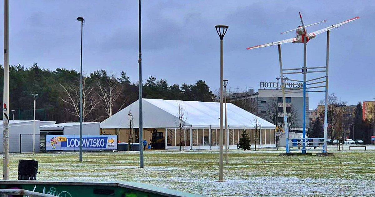 Budowa lodowiska wreszcie finiszuje. W sobotę otwarcie - HEJ.MIELEC.PL