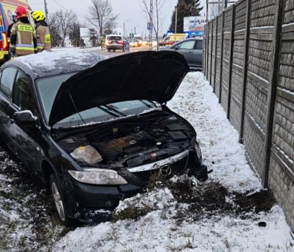 Dwie osobówki i ciężarówka. Groźne zderzenie w Chorzelowie-92754