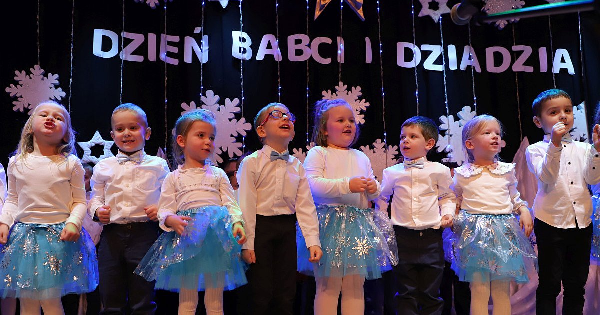 Przedszkolaki świętują Dzień Babci i Dziadka - w Chorzelowie - HEJ.MIELEC.PL