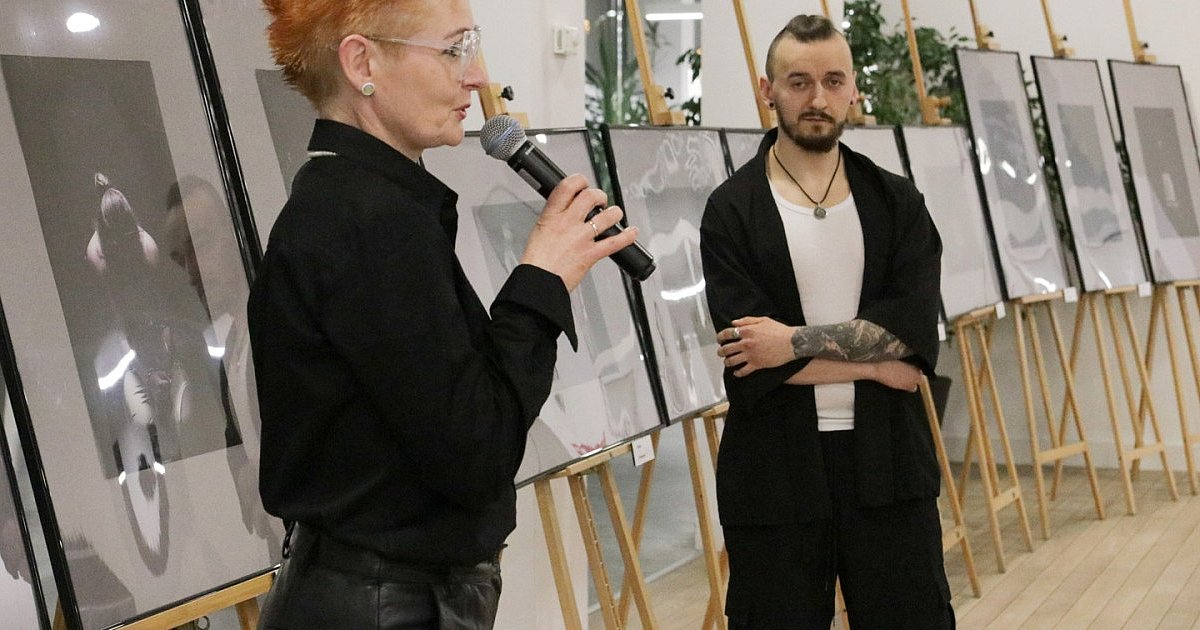 Prace Artura Szarpała można zobaczyć w miejskiej bibliotece - HEJ.MIELEC.PL