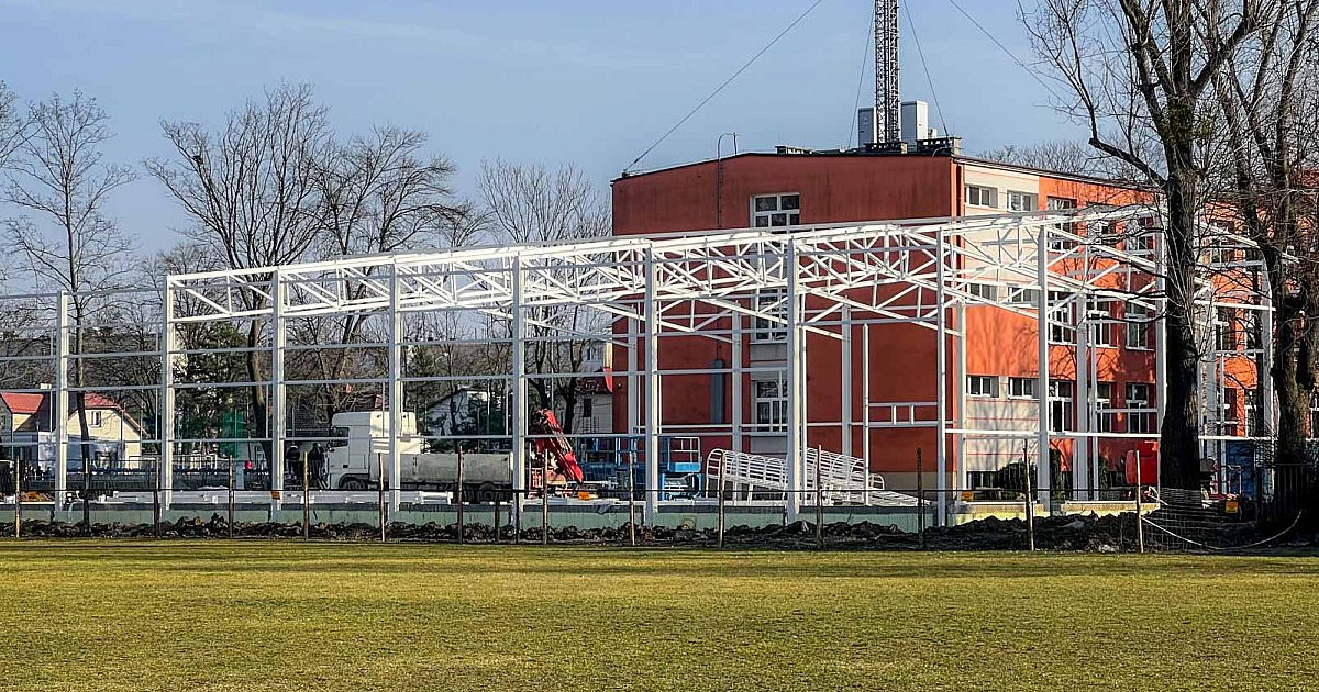 Rośnie konstrukcja hali przy Ekonomiku - HEJ.MIELEC.PL