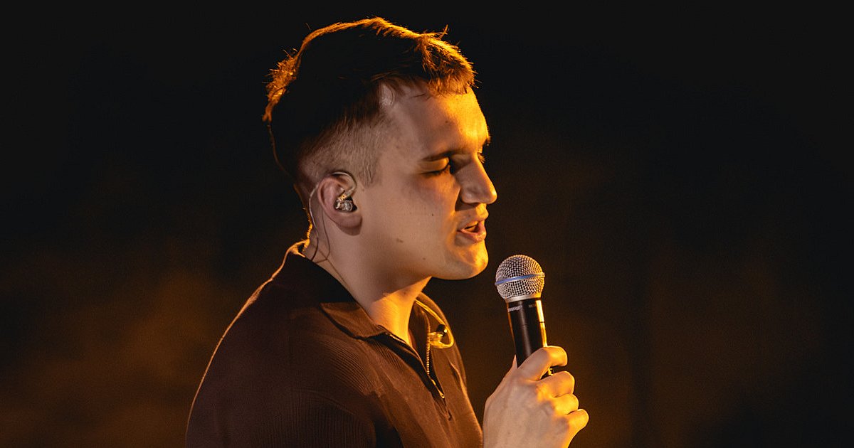 Janek Szynal, muzycy i pełna publika! Koncert zmiennych emocji [FOTO] - HEJ.MIELEC.PL