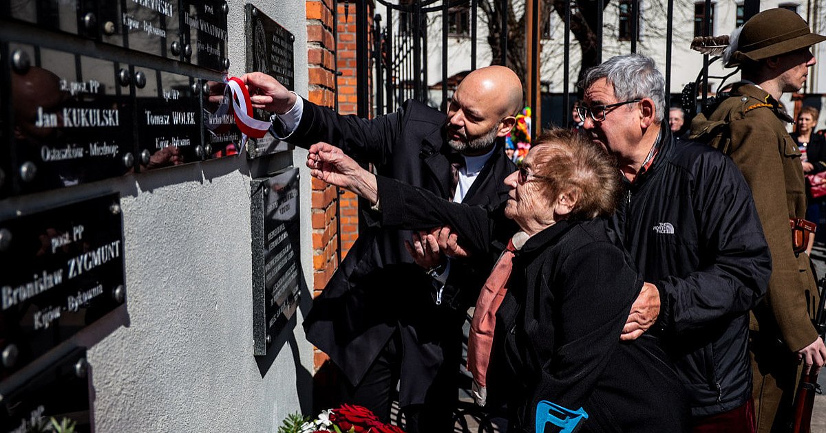 Ściana Katyńska z nowymi tabliczkami. 85 lat od zbrodni [FOTO] - HEJ.MIELEC.PL