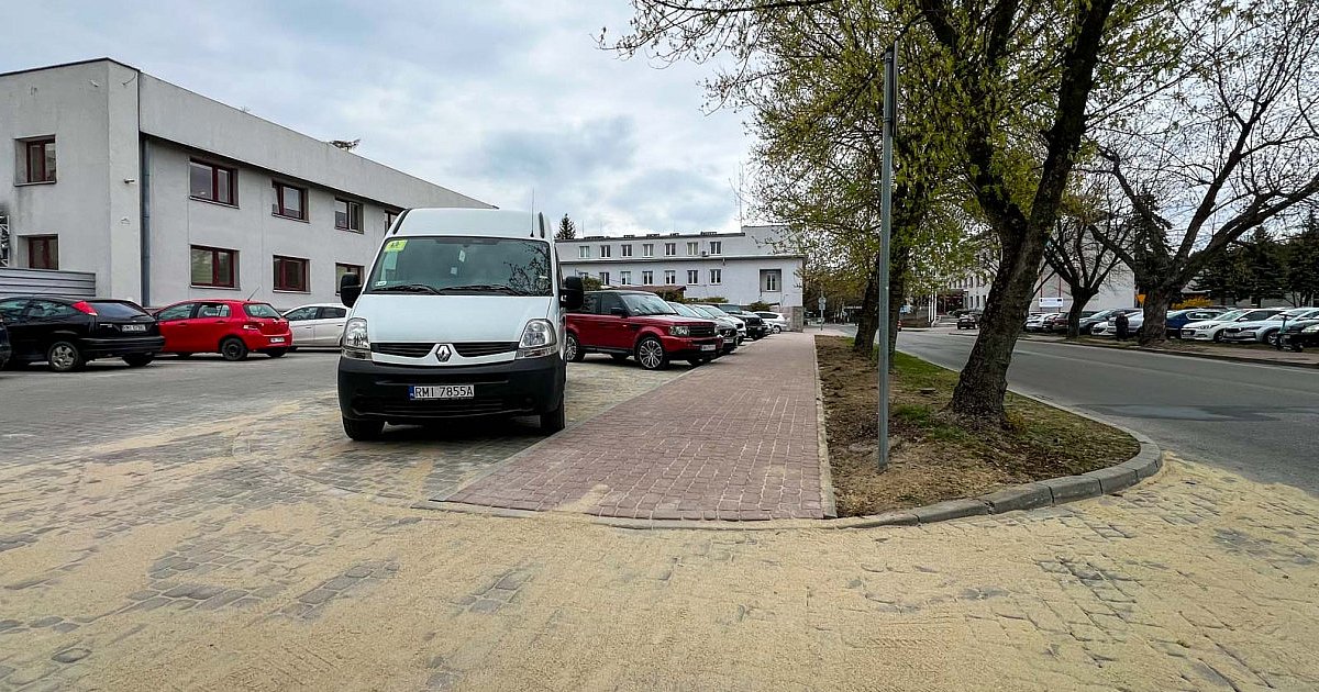 Nowe miejsca parkingowe przed urzędem miejskim - HEJ.MIELEC.PL