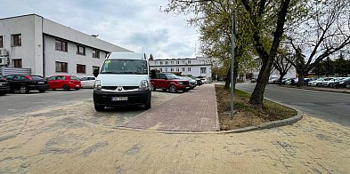 Nowe miejsca parkingowe przed urzędem miejskim-95612