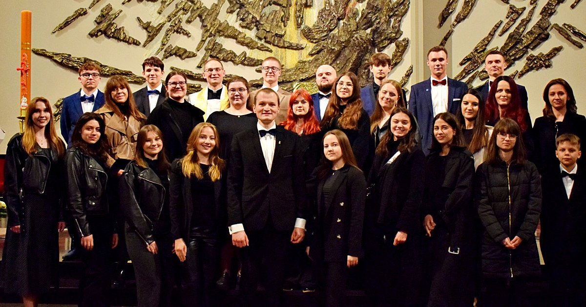 Mielecki Wieczernik pełen śpiewu i modlitwy. Chór parafii Ducha Świętego ubogacił Triduum Paschalne [FOTO] - HEJ.MIELEC.PL