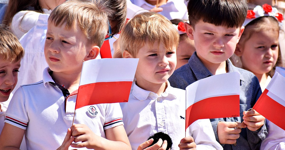 Historia, sztuka i patriotyzm - Szkoła Podstawowa nr 2 w Mielcu uczciła rocznicę Konstytucji 3 Maja - HEJ.MIELEC.PL