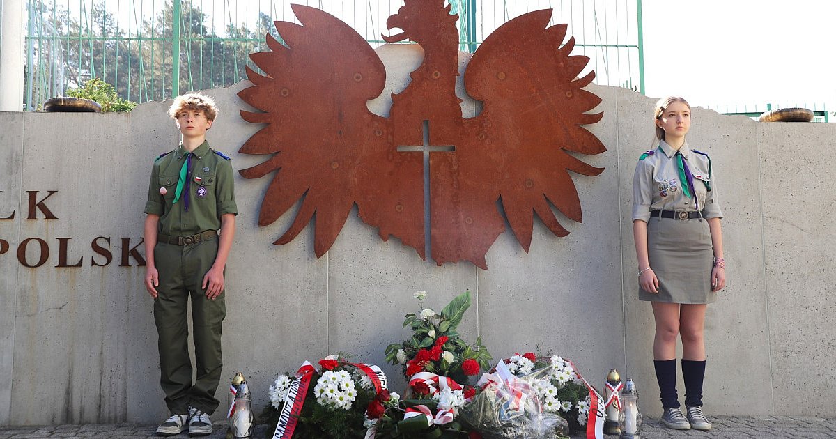 Rocznica zakończenia II wojny światowej. Złożyli kwiaty - HEJ.MIELEC.PL