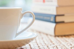 Z kawą i książką na tarasie biblioteki. We wtorek-96380