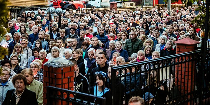 Tysiące wiernych w procesji przebłagalnej po profanacji kaplicy [FOTO, WIDEO] 
