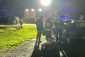 Samochód wpadł w słup. Powiatówka była zablokowana-96642