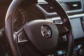 Pijany 75-latek wsiadł za kierownicę skody-96650
