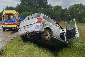 Kierowca opla wypadł z drogi. Były utrudnienia-96747