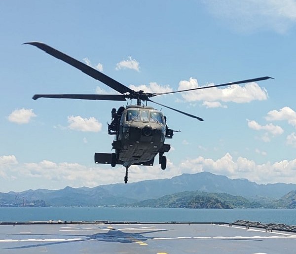 Mielecki Black Hawk wylądował na okręcie filipińskiej marynarki wojennej -96761