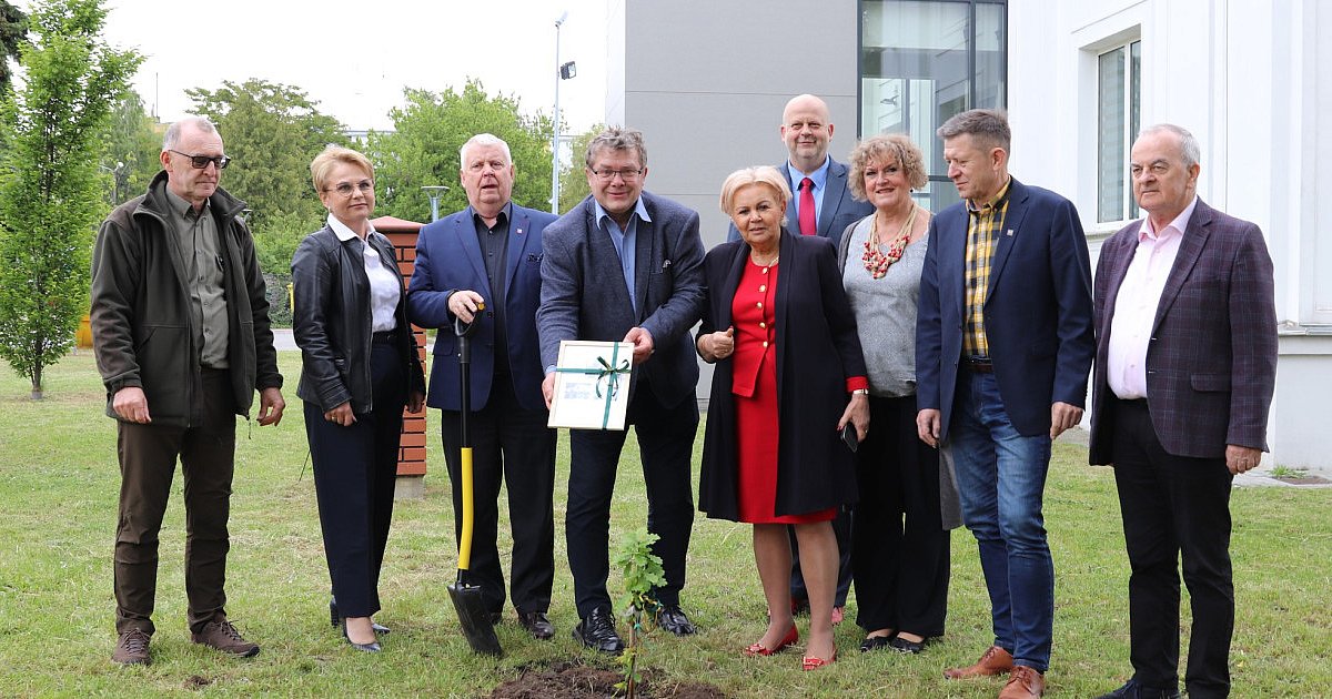 Posadzili dąb dla uczczenia Dnia Samorządu Terytorialnego - HEJ.MIELEC.PL