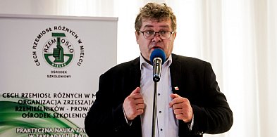Starosta o fatalnym trendzie w Mielcu. Lista chętnych na etat za 3500 zł?-96968