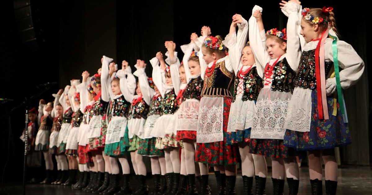 Uczestnicy zajęć edukacji artystycznej na scenie [FOTO] - HEJ.MIELEC.PL