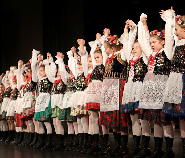 Uczestnicy zajęć edukacji artystycznej na scenie [FOTO]-97174