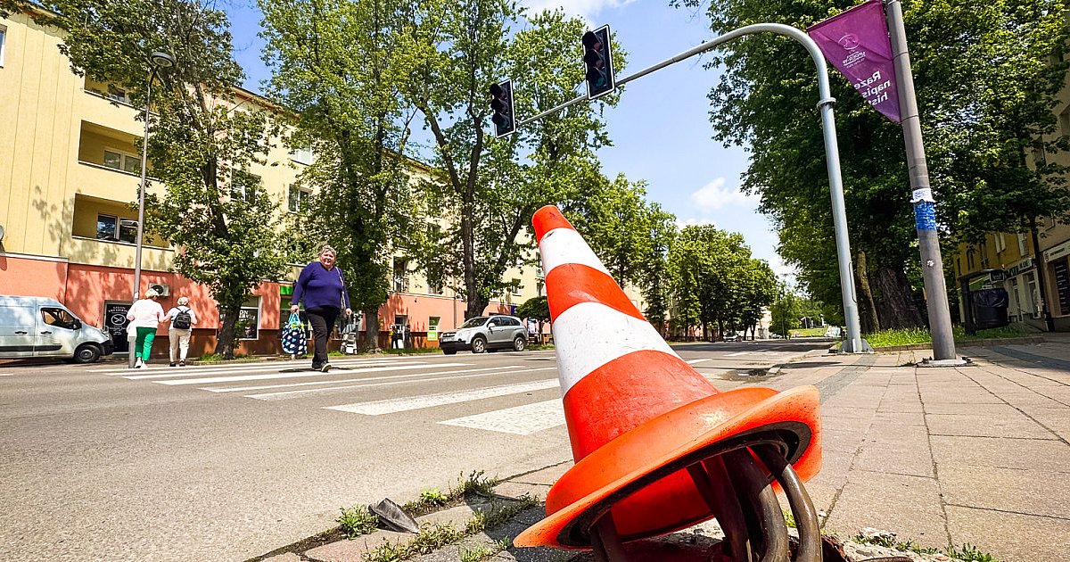 Sygnalizacja w centrum nieczynna. "Słup wywrócił się"  - HEJ.MIELEC.PL