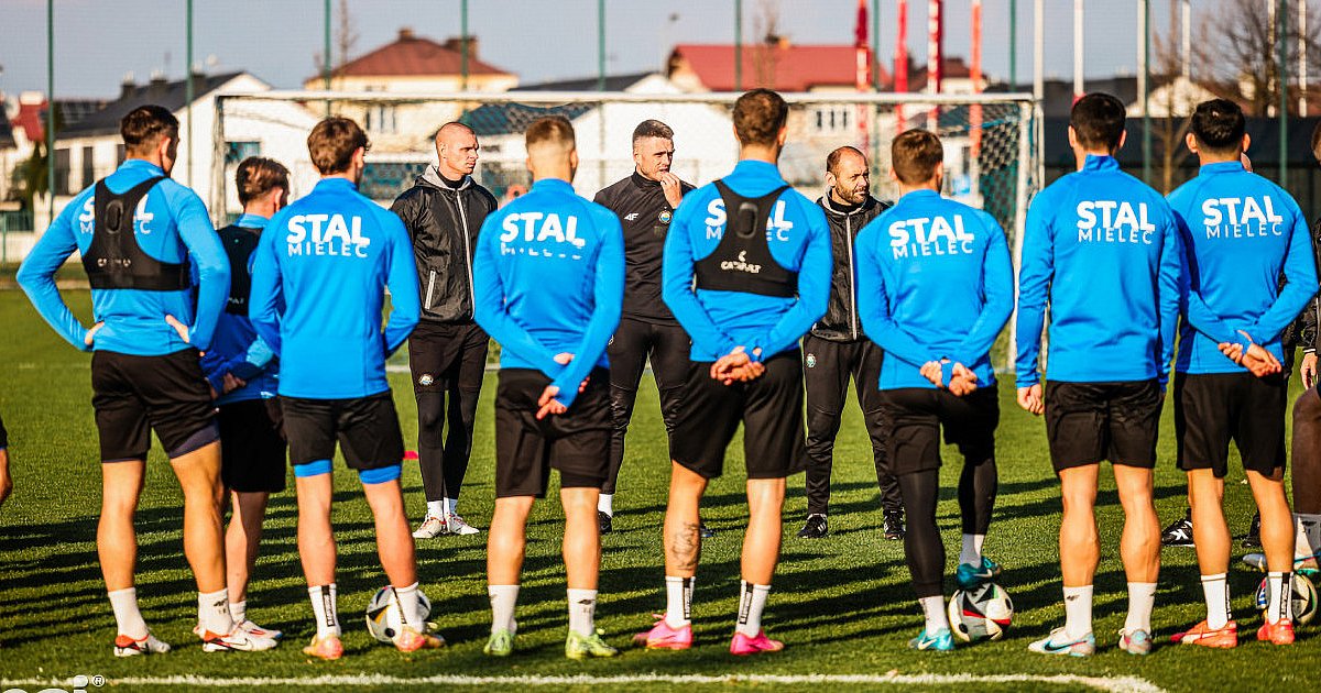 Kadrowe zmiany w FKS Stal Mielec: przegląd transferów i plotek - HEJ.MIELEC.PL