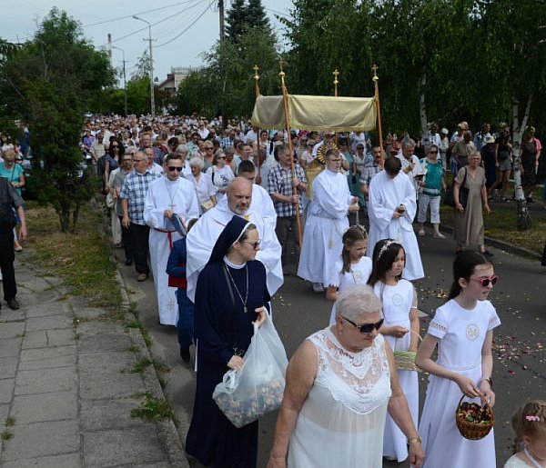 Nie wszyscy o tym wiedzą. Czy udział w procesji Bożego Ciała to obowiązek?-97568