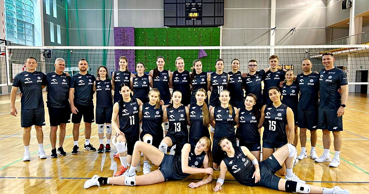 Reprezentacja U21 w Mielcu. Trener i siatkarki Stali w składzie - HEJ.MIELEC.PL