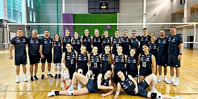 Reprezentacja U21 w Mielcu. Trener i siatkarki Stali w składzie-97677