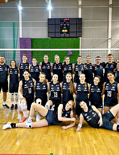 Reprezentacja U21 w Mielcu. Trener i siatkarki Stali w składzie-97677