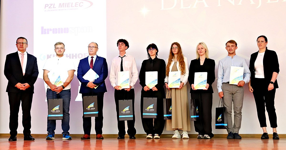Komputer dla Najlepszego - młodzi mistrzowie z powiatu mieleckiego nagrodzeni w ZST [FOTO] - HEJ.MIELEC.PL