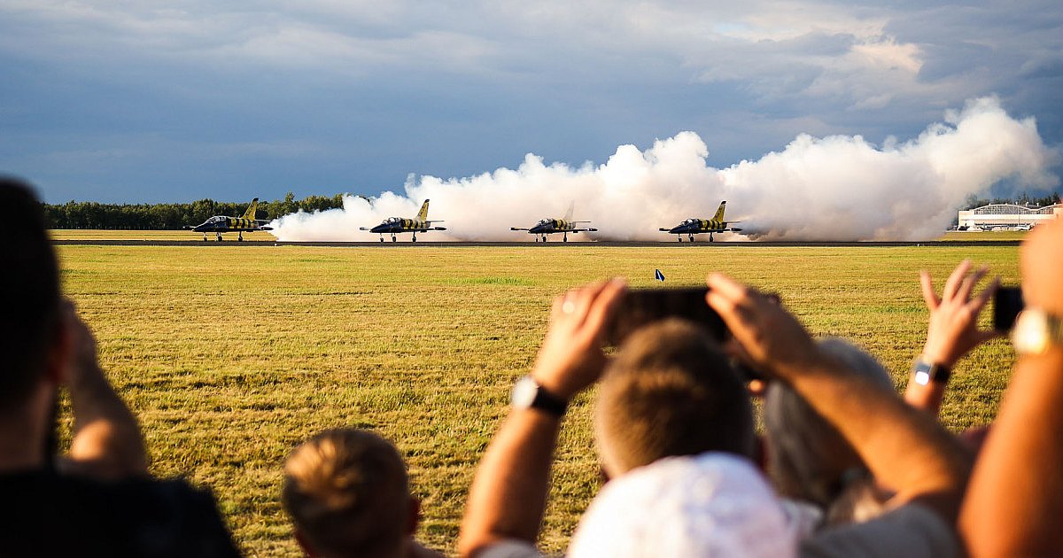 Weekend na lotnisku. Tłumy na Air Show Mielec [FOTO] - HEJ.MIELEC.PL
