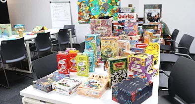 Ponad 100 planszówek w bibliotece. Dostępne za darmo!-97910