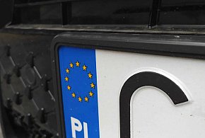 Rejestracja auta przez internet i koniec z przynoszeniem tablic. Rząd przyjął...-98036