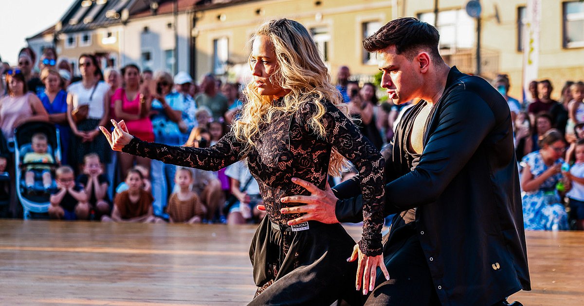 Taniec z Gwiazdami na Rynku w świetle zachodzącego słońca [FOTO, WIDEO] - HEJ.MIELEC.PL