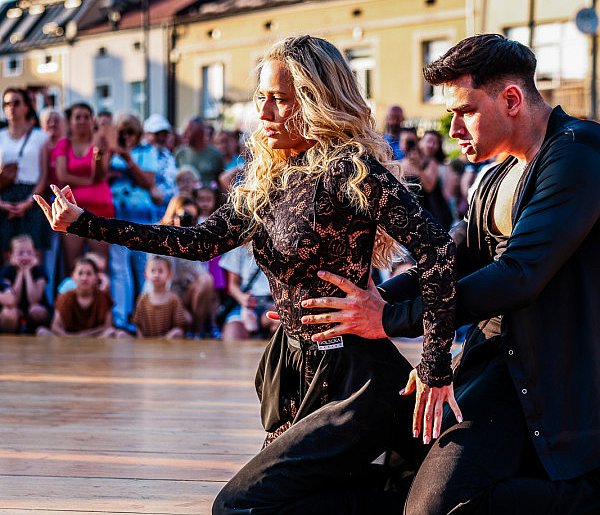 Taniec z Gwiazdami na Rynku w świetle zachodzącego słońca [FOTO, WIDEO]-98105
