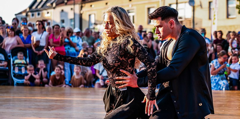 Taniec z Gwiazdami na Rynku w świetle zachodzącego słońca [FOTO, WIDEO] - 98105